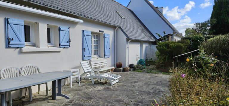 RARE – Au bourg de Poullan-sur-Mer, maison fonctionnelle offrant un habitat de plain-pied image 3