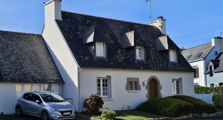 RARE – Au bourg de Poullan-sur-Mer, maison fonctionnelle offrant un habitat de plain-pied image 1